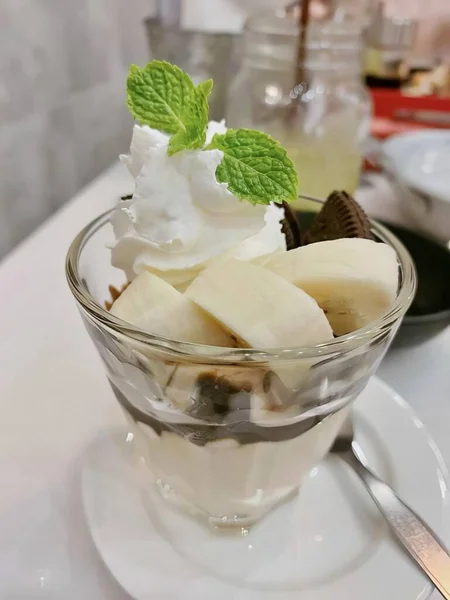 Une Photographie Dessert Avec Bananes Crème Fouettée Dans Bol Verre — Photo