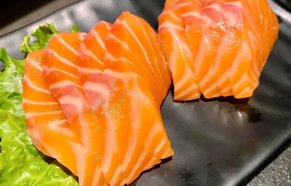 Une Photographie Deux Morceaux Sushi Sur Une Assiette Deux Morceaux — Photo
