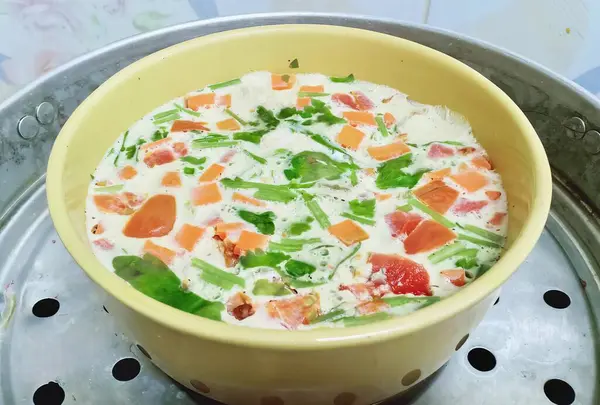 Fotografi Semangkuk Sup Dengan Sayuran Dan Keju Ada Semangkuk Sup — Stok Foto