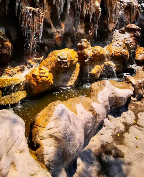 Una Fotografía Una Cascada Con Rocas Agua Que Fluye Por — Foto de Stock