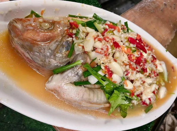一盘有鱼和蔬菜的食物的照片 上面有一盘有鱼和蔬菜的食物 — 图库照片
