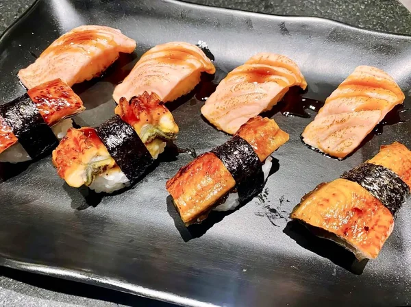 Fotografie Unei Plăci Rulouri Sushi Carne Legume Există Multe Bucăți — Fotografie, imagine de stoc