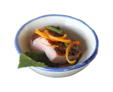 Bir kase yemeğin portakallı ve yapraklı fotoğrafı. İçinde bir parça et olan küçük bir kase yiyecek var..