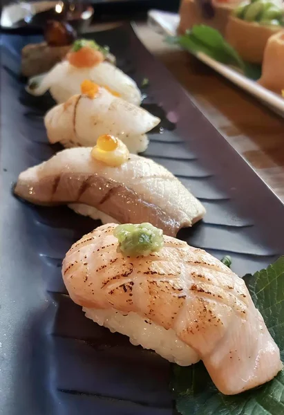 Une Photographie Une Longue Assiette Sushi Avec Une Variété Garnitures — Photo