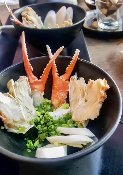 Une Photographie Bol Nourriture Avec Des Pattes Crabe Autres Aliments — Photo