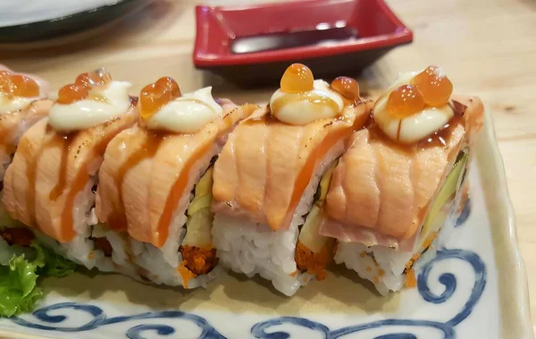 Une Photographie Rouleau Sushi Avec Sauce Laitue Sur Une Assiette — Photo