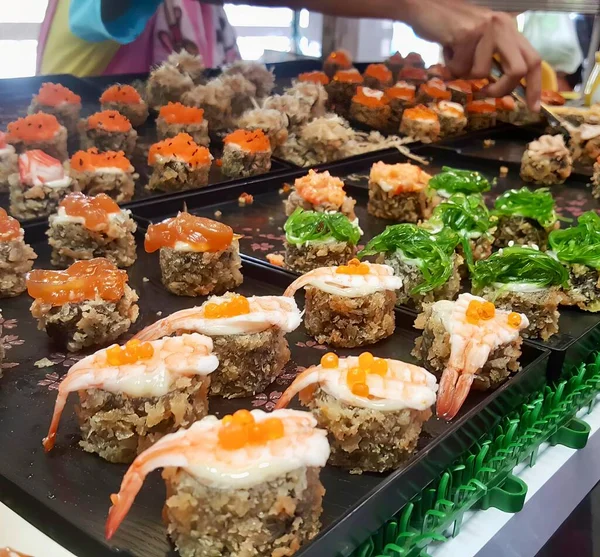 Uma Fotografia Uma Mesa Com Uma Bandeja Sushi Uma Bandeja — Fotografia de Stock