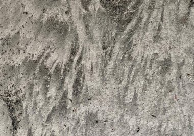 Ortasında yangın musluğu olan beton bir duvarın fotoğrafı. Siyah beyaz bir adamın resmi olan beton bir duvar..