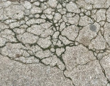 Yolun kenarında duran bir yangın musluğunun fotoğrafı, kaldırımda üzerinde çatlaklar olan bir yangın musluğunun yakın çekimi..