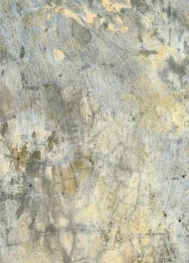 Duvarda bir sürü çatlak, kırmızı dur işareti, sert yüzeyi ve birkaç çiziği olan beton bir duvar..