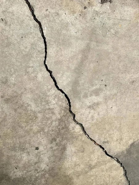 Betondaki Bir Çatlağın Fotoğrafı Zemindeki Çatlağı Gösteriyor Çatlaklar Çatlaklarla Dolu — Stok fotoğraf