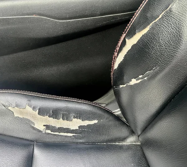 자동차 좌석의 덮개가 벗겨져 카시트의 커버가 벗겨져 — 스톡 사진