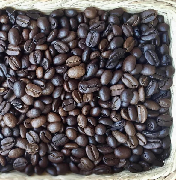 Fotografia Koszyka Wypełnionego Ziarnami Kawy Szczycie Stołu Kosz Ziaren Kawy — Zdjęcie stockowe