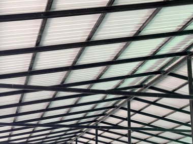 Dışında saat olan büyük bir binanın fotoğrafı. Bir binanın direğinde bir saat var..