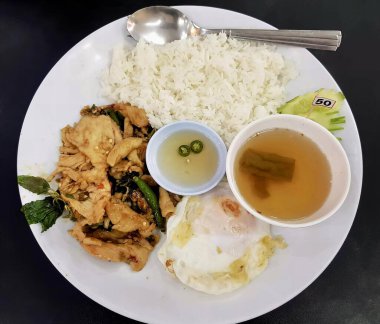 Bir tabak yemeğin, pirinçli, brokolili ve bir fincan çorbalı fotoğrafı. İçinde bir tabak pirinç, brokoli ve bir fincan çorba var..