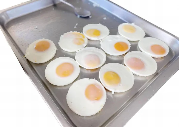 Yumurtalı Bir Tavanın Spatulasının Fotoğrafı Masada Yumurtaları Olan Bir Tavanın — Stok fotoğraf