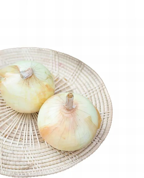 Eine Fotografie Von Zwei Zwiebeln Auf Einem Weidenteller Auf Weißem — Stockfoto
