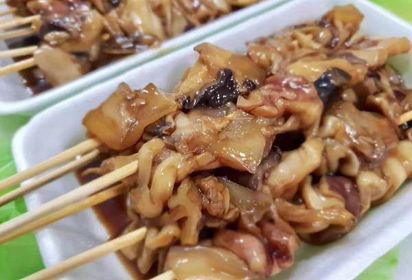 Çinde Yemek Çubukları Olan Bir Tabağın Fotoğrafı Masada Üzerinde Yemek — Stok fotoğraf