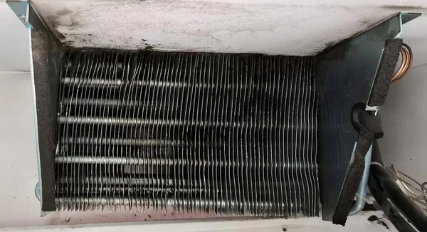 커버가 더러운 라디에이터의 중간에 히터가 라디에이터의 — 스톡 사진