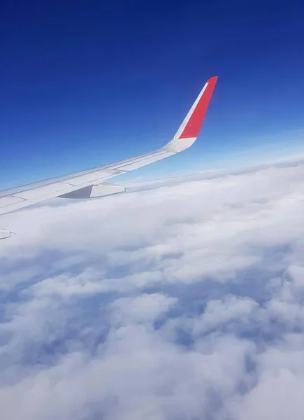 Uma Fotografia Uma Asa Avião Voando Sobre Nuvens Vista Uma — Fotografia de Stock