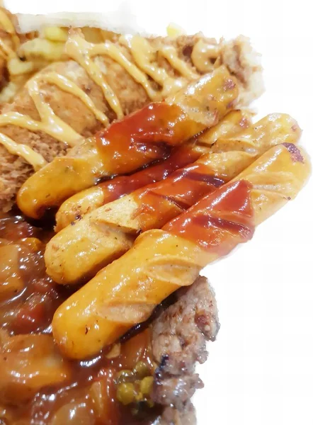 핫도그와 감자튀김을 곁들인 있습니다 위에는 음식들이 있습니다 — 스톡 사진