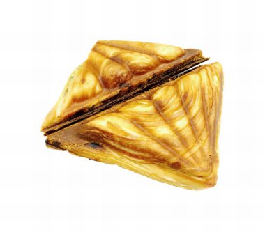 İkiye bölünmüş bir pastanın fotoğrafı, masanın üzerinde duran bir parça hamur işi var..