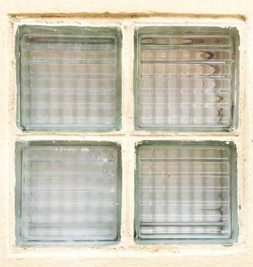 Cam camı ve kedisi olan bir pencerenin fotoğrafı. İçinde cam bir pencere var..