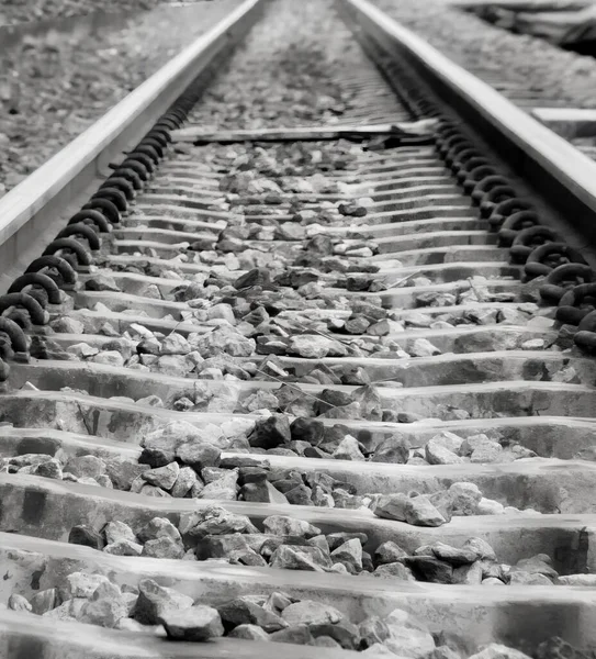 Фотография Железнодорожного Пути Скалами Гравием Рельсах Черно Белое Фото Железнодорожного — стоковое фото