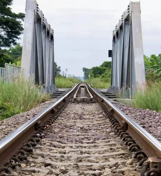 Una Fotografía Una Vía Tren Con Puente Fondo Hay Una — Foto de Stock