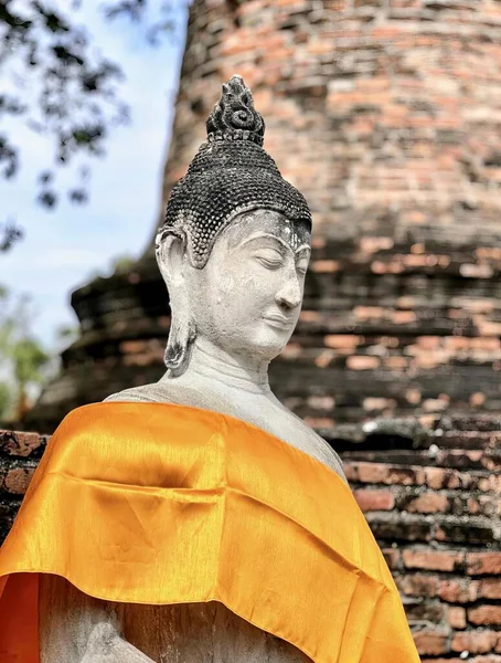 Een Fotografie Van Een Standbeeld Van Een Boeddha Een Gele — Stockfoto