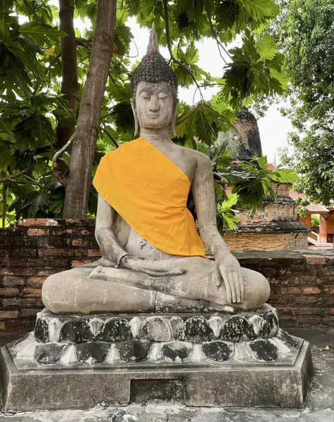 Una Fotografia Una Statua Una Persona Seduta Una Posizione Meditazione — Foto Stock