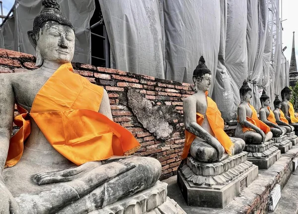Bir Sıra Buda Heykelinin Bir Tuğla Duvarın Tepesinde Oturması Birkaç — Stok fotoğraf