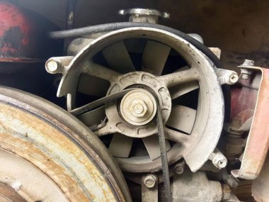 Tekerleği olan bir makinenin yakın plan fotoğrafı. Tekerleği olan bir makinenin yakın plan çekimi var..