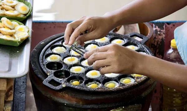 Fotografia Osoby Przygotowującej Jedzenie Grillu Widelcem Ktoś Przygotowuje Posiłek Jajek — Zdjęcie stockowe