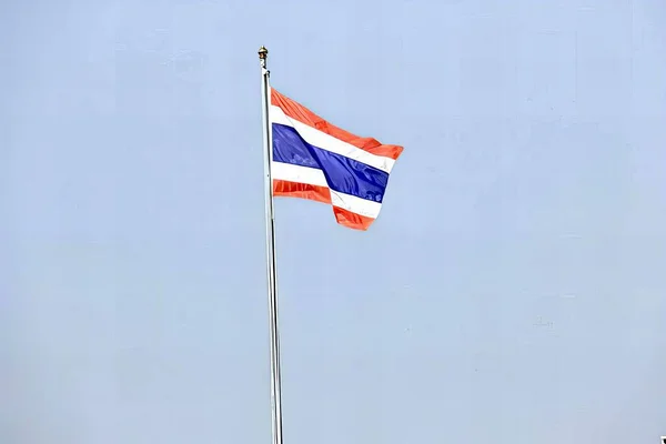 Fotografia Flagi Powiewającej Wietrze Pogodny Dzień Flaga Powiewa Wysoko Niebie — Zdjęcie stockowe