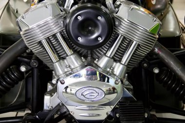 Motosiklet motorunun krom kaplamalı bir fotoğrafı. Motosiklet motorunun krom kaplamalı yakın çekimi var..