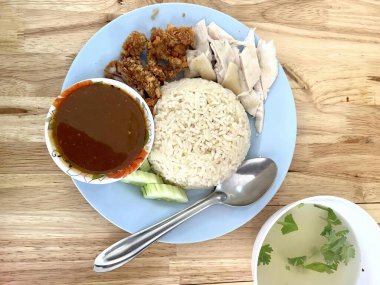 Pilav, et ve soslu bir tabak yemeğin fotoğrafı. Üzerinde pirinç, et ve sos olan bir tabak yemek var..