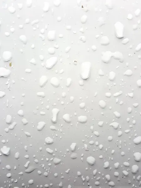 水滴が付いている白い背景の写真 水滴が付いている白い背景の近く — ストック写真