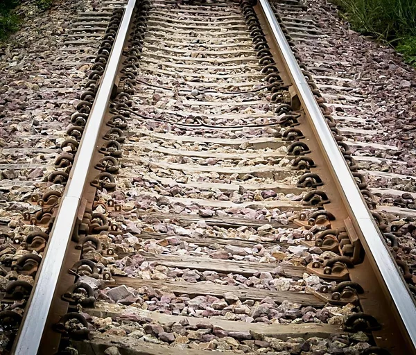 Una Fotografía Una Vía Tren Con Montón Rocas Ella Hay — Foto de Stock