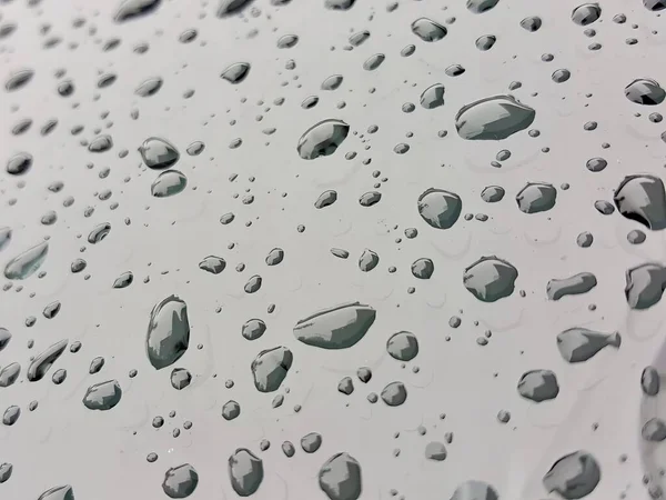 車の水滴の近くの写真です 車のフロントガラスの近くに 水滴が付いています — ストック写真