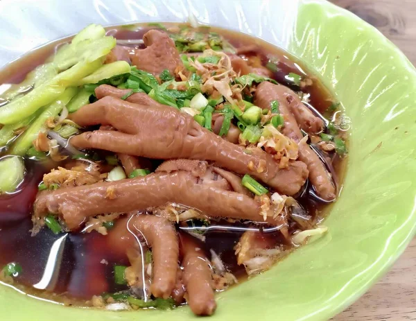 Una Fotografía Tazón Comida Con Carne Verduras Hay Tazón Verde —  Fotos de Stock