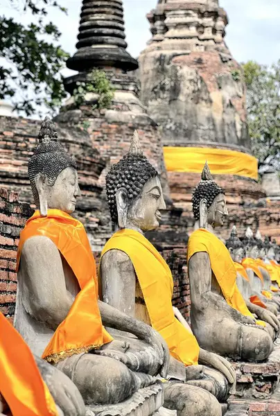 Μια Φωτογραφία Μιας Ομάδας Αγαλμάτων Buddha Κάθεται Στην Κορυφή Ενός — Φωτογραφία Αρχείου
