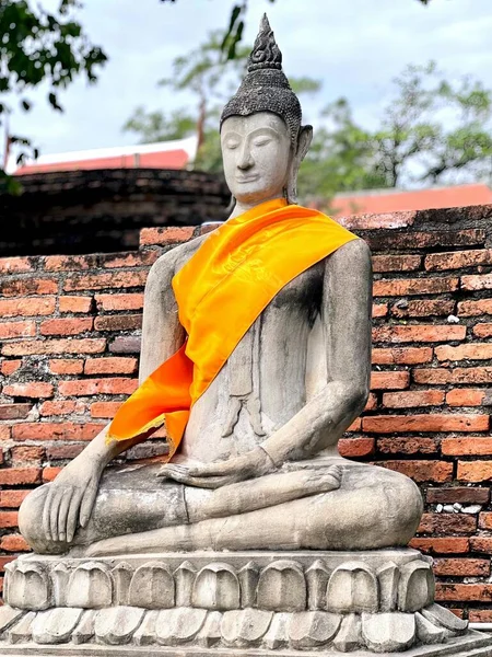 Μια Φωτογραφία Ενός Αγάλματος Ενός Βούδα Κάθεται Ένα Πέτρινο Βάθρο — Φωτογραφία Αρχείου