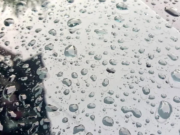 Fotografi Mobil Dengan Hujan Tetesan Pada Tetesan Air Kaca Depan — Stok Foto