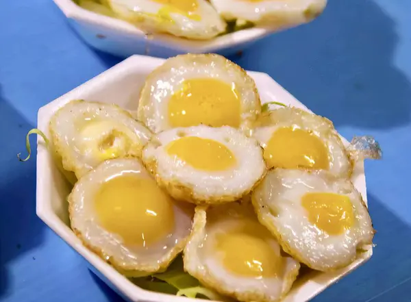 Bir Kase Sahanda Yumurta Yanında Salata Masadaki Bir Kasede Birkaç — Stok fotoğraf