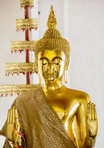 Una Fotografía Una Estatua Buda Oro Templo Estatua Buda Oro —  Fotos de Stock