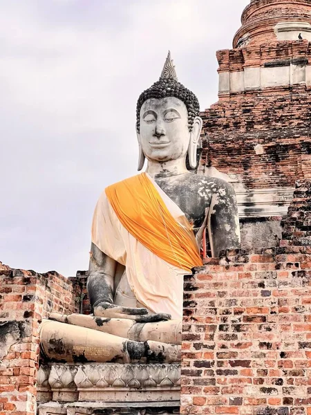 Φωτογραφία Ενός Αγάλματος Ενός Βούδα Που Κάθεται Ένα Περβάζι Άγαλμα — Φωτογραφία Αρχείου