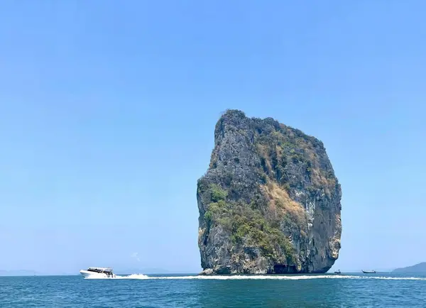 Eine Fotografie Eines Bootes Wasser Der Nähe Einer Felsformation Gibt — Stockfoto