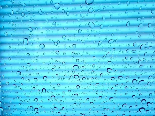 Fotografia Niebieskiego Okna Kroplami Deszczu Nim Zbliżenie Okna Kroplami Deszczu — Zdjęcie stockowe