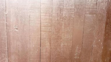 Arka planda ahşap duvar olan bir tuvaletin fotoğrafı. Banyoda ahşap duvarlı bir tuvalet var..